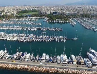 Πυρκαγιά υπό αδιευκρίνιστη αιτία εκδηλώθηκε τα ξημερώματα σε δύο γιοτ στη Δ΄ μαρίνα Γλυφάδας (φωτο)